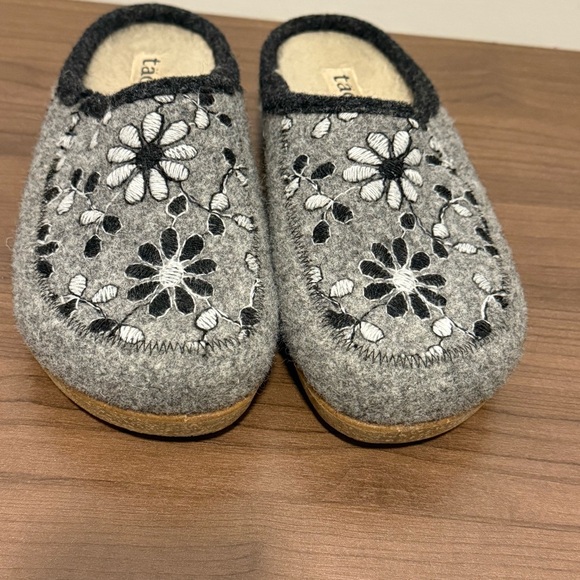 Taos Woolderness 2 Slipper Clog Wool Supportive Gray Floral Embroidery Size 8 - Picture 2 of 7